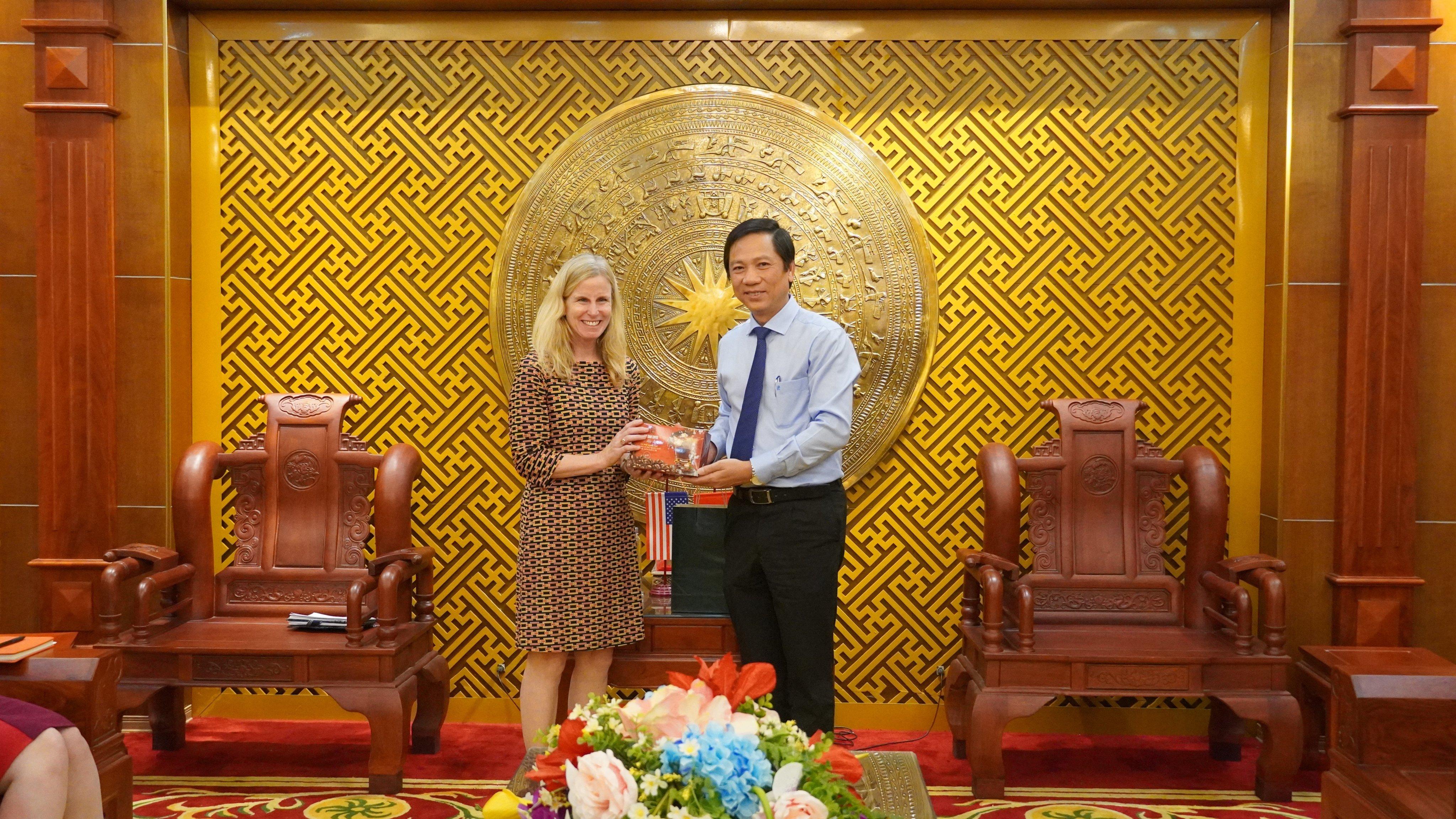 Phó Chủ tịch UBND tỉnh Hoàng Nam tiếp Phó Đại sứ Hoa Kỳ và đoàn công tác Bộ Ngoại giao Hoa Kỳ